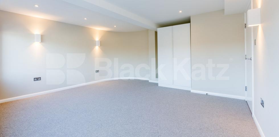 			WAREHOUSE CONVERSION IN ANGEL-OLD STREET-SHOREDITCH, 3 Bedroom, 1 bath, 1 reception Flat			 EAGLE HOUSE-EAGLE WHARF ROAD, ANGEL-OLD STREET-SHOREDITCH