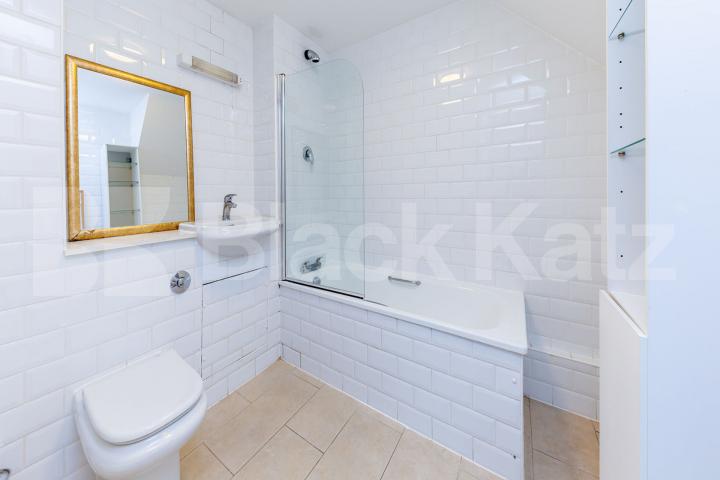 A beautiful Split level 1 bedroom with terrace in the heart of Angel Godson Street, Angel