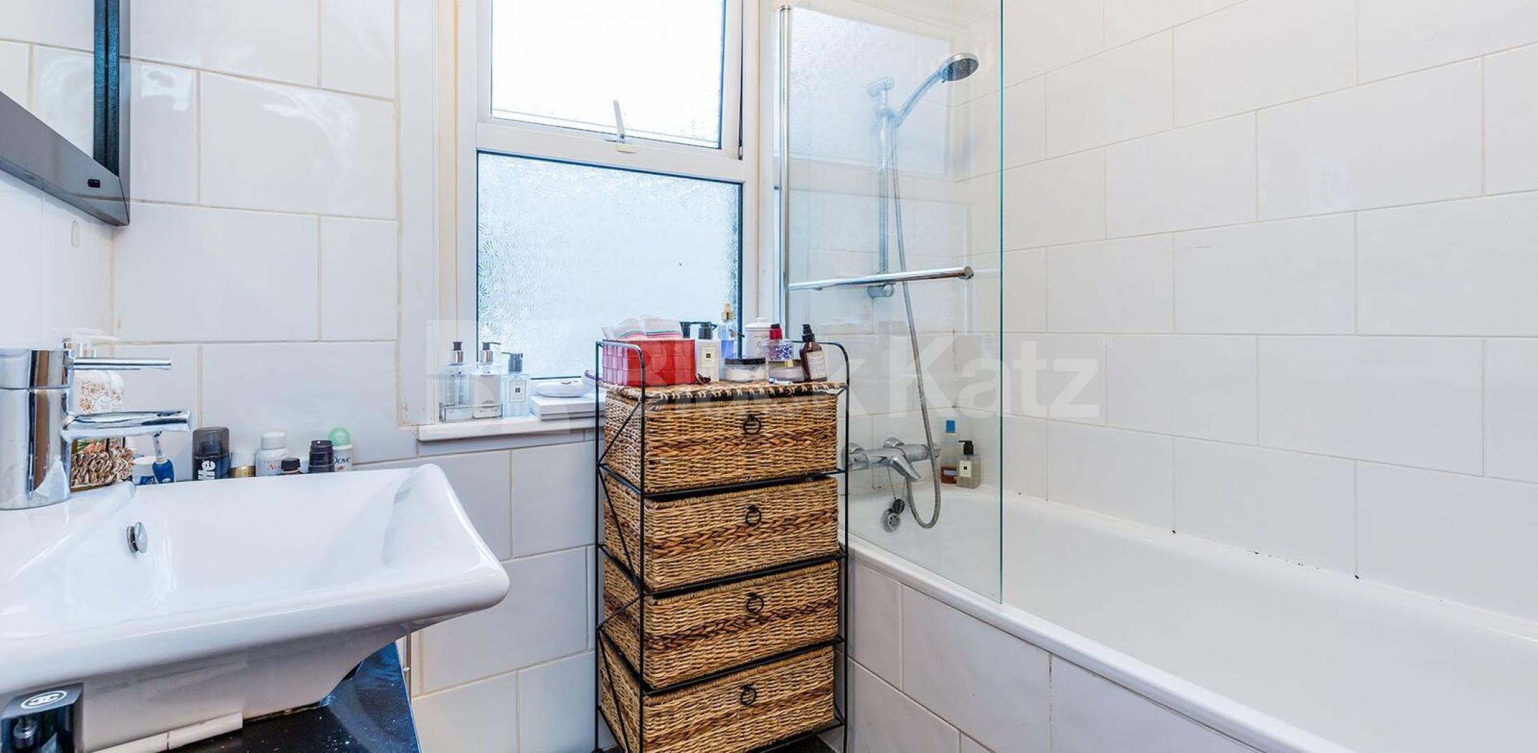 			Stunning 2 Bedroom, 2 Bathroom Split Level Flat!, 2 Bedroom, 1 bath, 1 reception Flat			 Parkhurst Road, BOUNDS GREEN