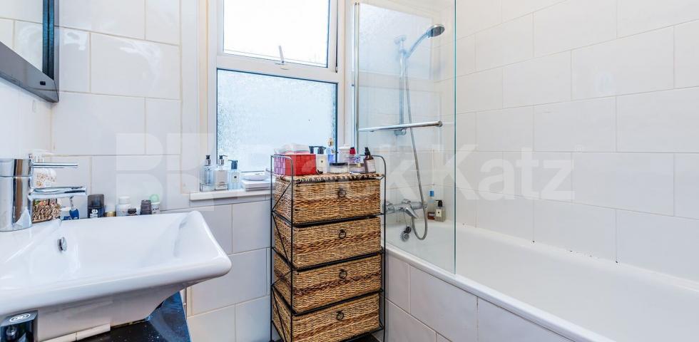 			Stunning 2 Bedroom, 2 Bathroom Split Level Flat!, 2 Bedroom, 1 bath, 1 reception Flat			 Parkhurst Road, BOUNDS GREEN