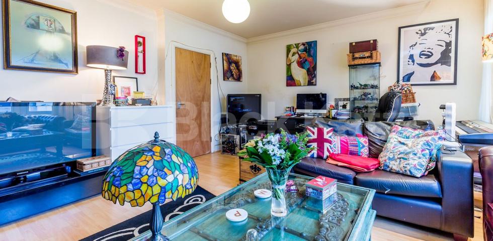 			Stunning 2 Bedroom, 2 Bathroom Split Level Flat!, 2 Bedroom, 1 bath, 1 reception Flat			 Parkhurst Road, BOUNDS GREEN