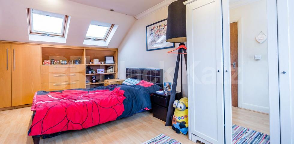 			Stunning 2 Bedroom, 2 Bathroom Split Level Flat!, 2 Bedroom, 1 bath, 1 reception Flat			 Parkhurst Road, BOUNDS GREEN