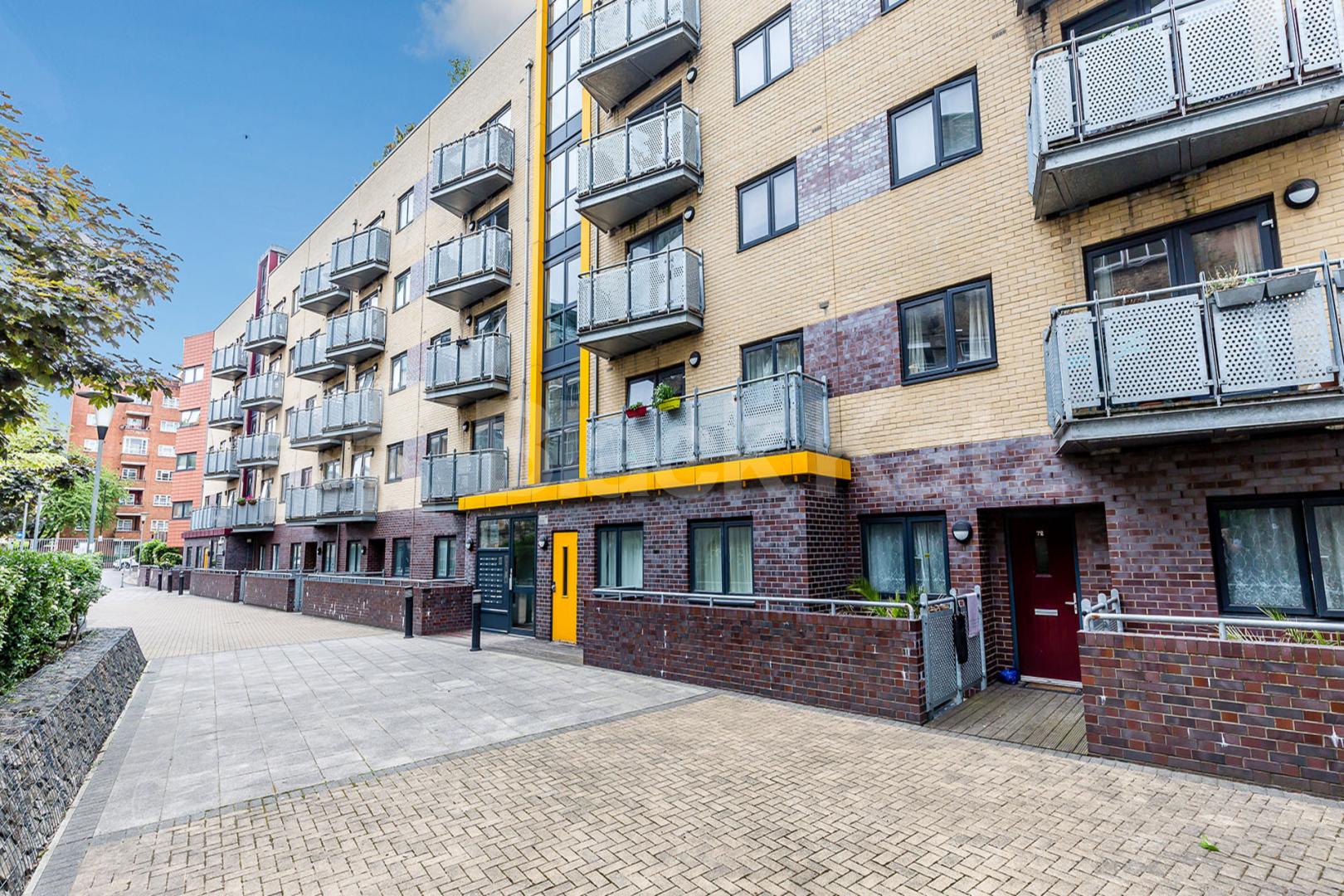 1 bedroom apartment located within a gated development with a balcony Oakleigh Court Murray Grove  , Hoxton / Shoreditch / Old Street