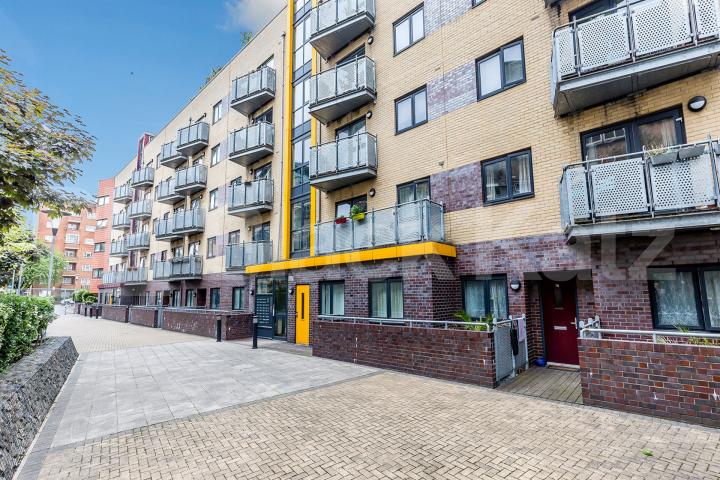 1 bedroom apartment located within a gated development with a balcony Oakleigh Court Murray Grove  , Hoxton / Shoreditch / Old Street
