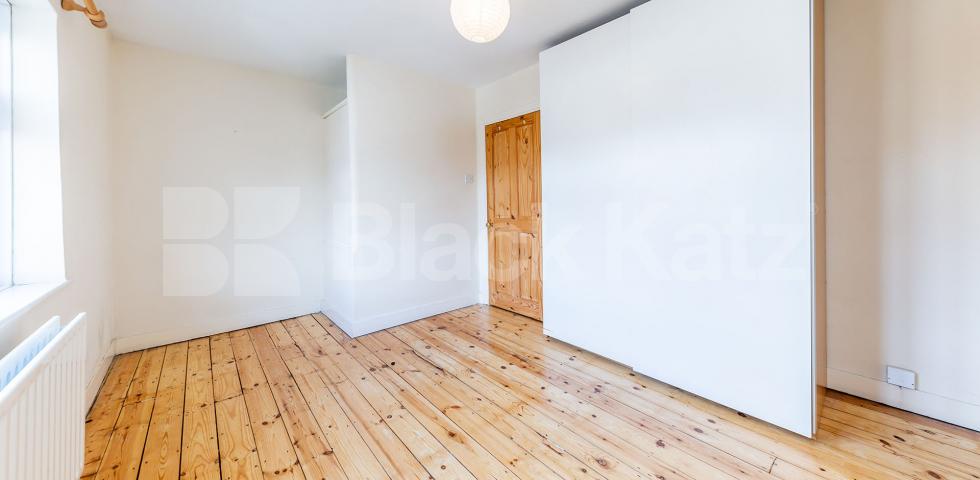 			Charming 2 bedroom cottage close to the tube and shops , 2 Bedroom, 1 bath, 1 reception Terraced House			 Sherwood Terrace, Whetstone