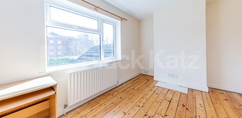 			Charming 2 bedroom cottage close to the tube and shops , 2 Bedroom, 1 bath, 1 reception Terraced House			 Sherwood Terrace, Whetstone