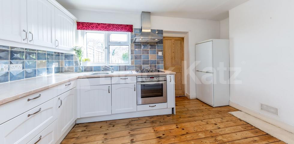 			Charming 2 bedroom cottage close to the tube and shops , 2 Bedroom, 1 bath, 1 reception Terraced House			 Sherwood Terrace, Whetstone