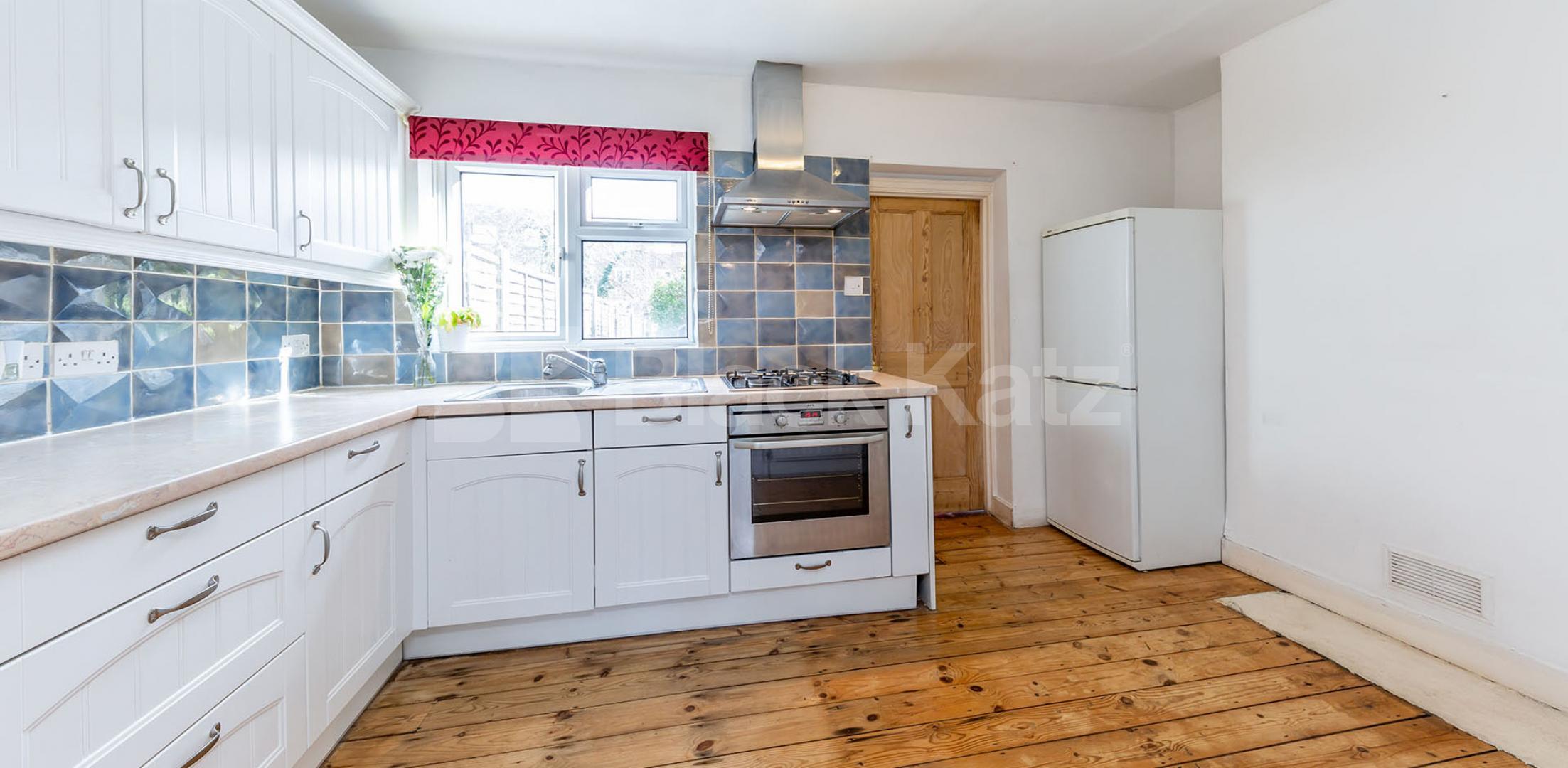 			Charming 2 bedroom cottage close to the tube and shops , 2 Bedroom, 1 bath, 1 reception Terraced House			 Sherwood Terrace, Whetstone