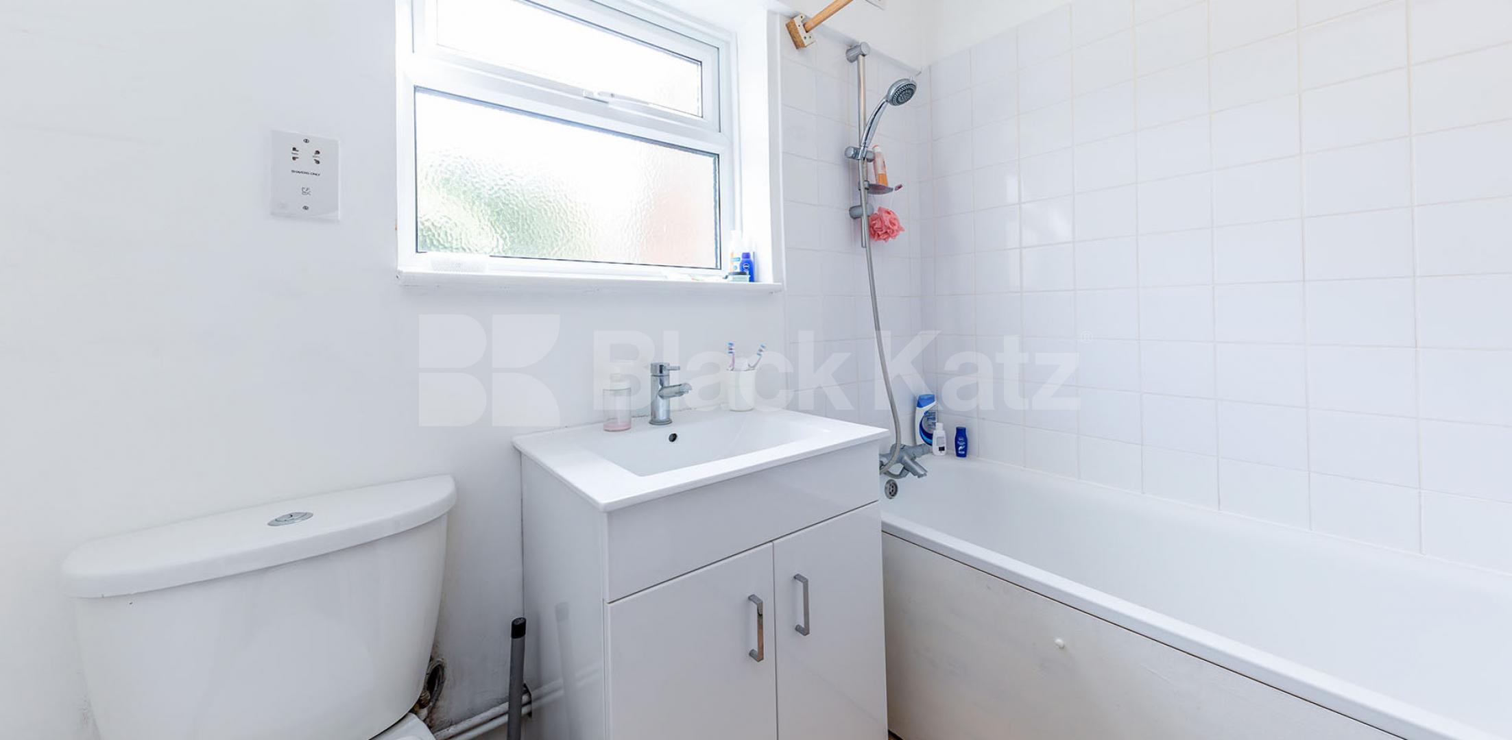 			Charming 2 bedroom cottage close to the tube and shops , 2 Bedroom, 1 bath, 1 reception Terraced House			 Sherwood Terrace, Whetstone