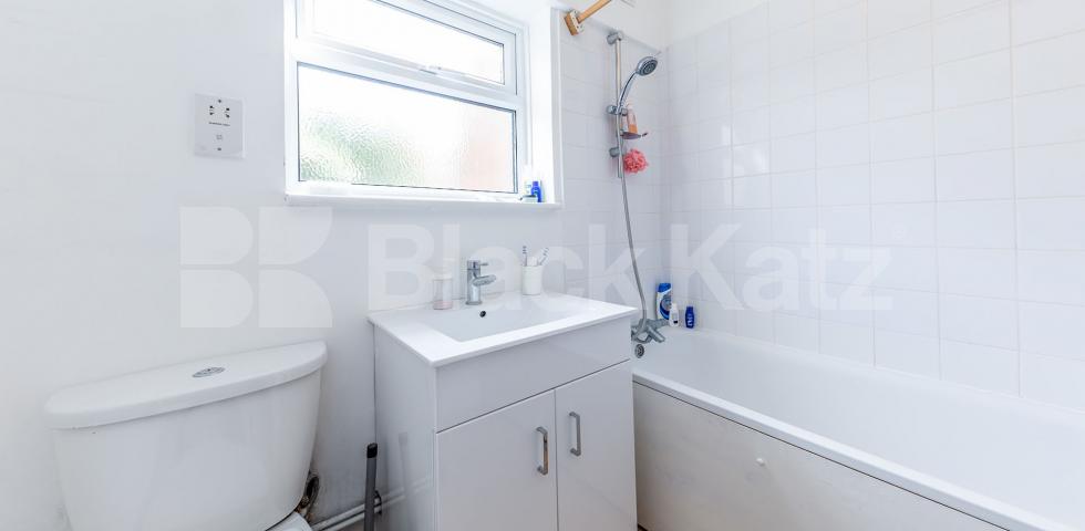 			Charming 2 bedroom cottage close to the tube and shops , 2 Bedroom, 1 bath, 1 reception Terraced House			 Sherwood Terrace, Whetstone