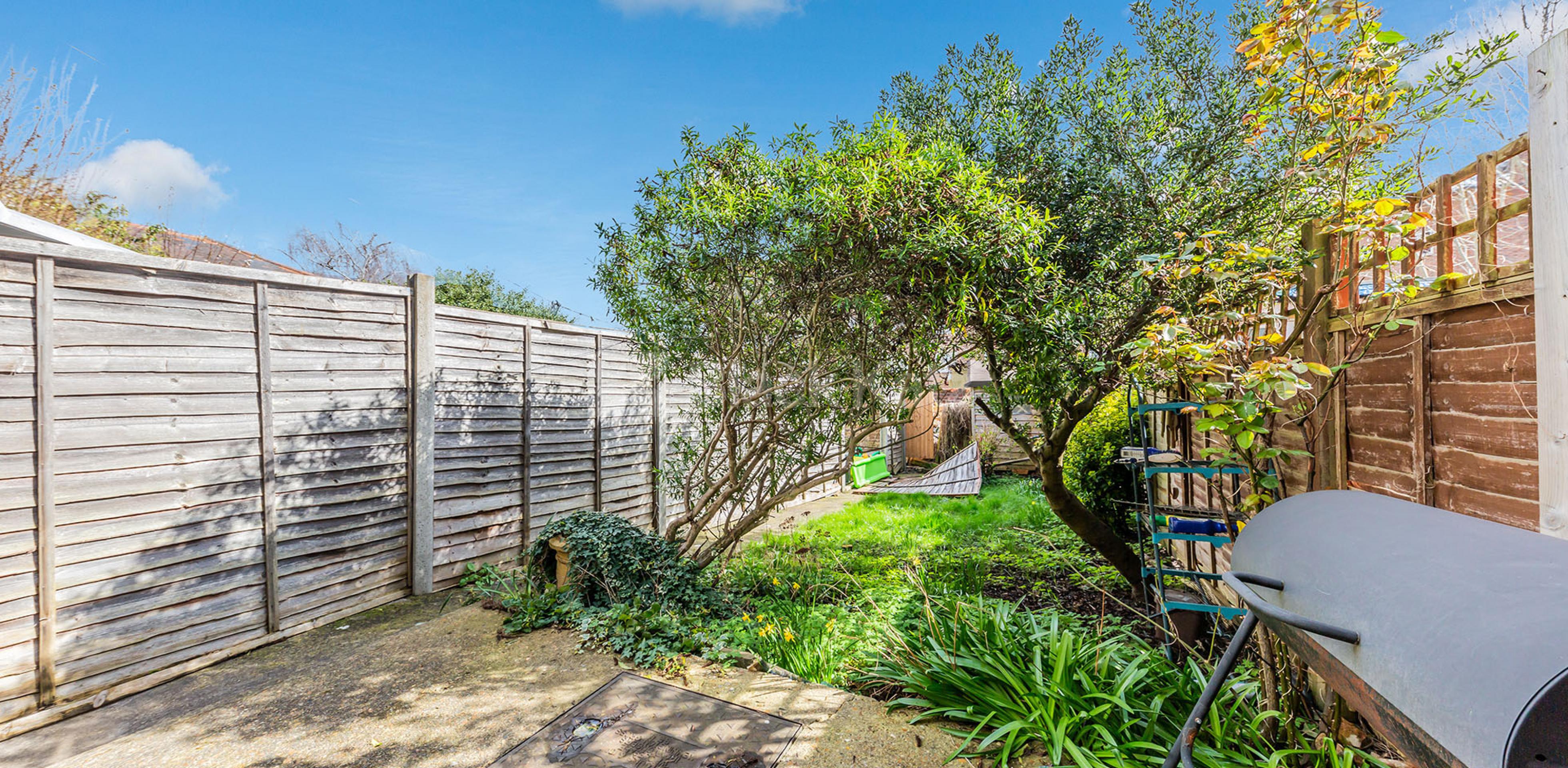 			Charming 2 bedroom cottage close to the tube and shops , 2 Bedroom, 1 bath, 1 reception Terraced House			 Sherwood Terrace, Whetstone N20