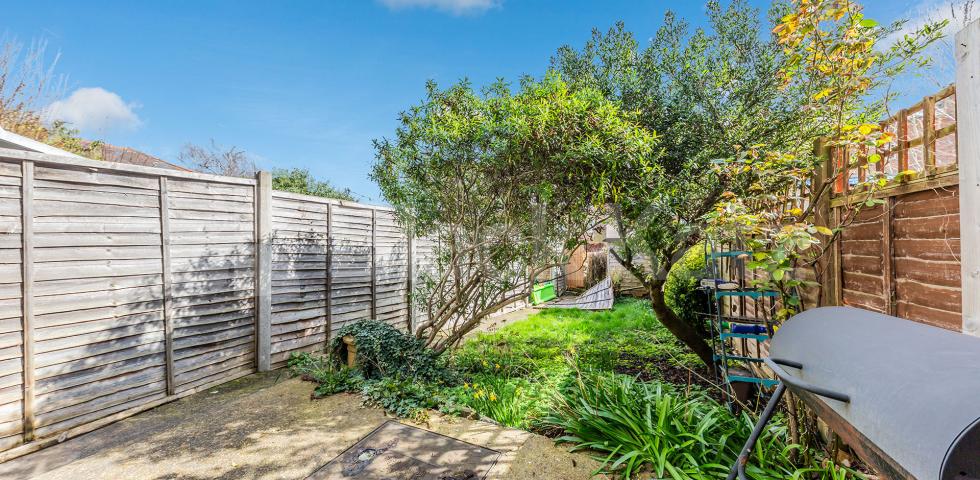 			Charming 2 bedroom cottage close to the tube and shops , 2 Bedroom, 1 bath, 1 reception Terraced House			 Sherwood Terrace, Whetstone