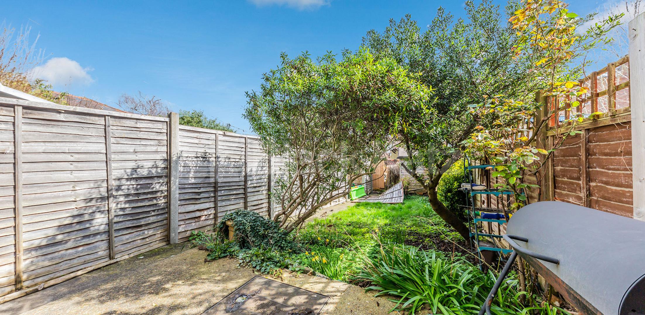 			Charming 2 bedroom cottage close to the tube and shops , 2 Bedroom, 1 bath, 1 reception Terraced House			 Sherwood Terrace, Whetstone