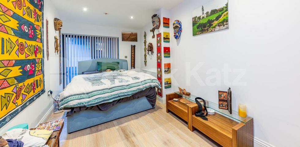 			STUNNING NEW 2 BEDROOM SPLIT LEVEL APARTMENT WITH PRIVATE TERRACE, 2 Bedroom, 1 bath, 1 reception Flat			 Baron Street , ANGEL-ISLINGTON 