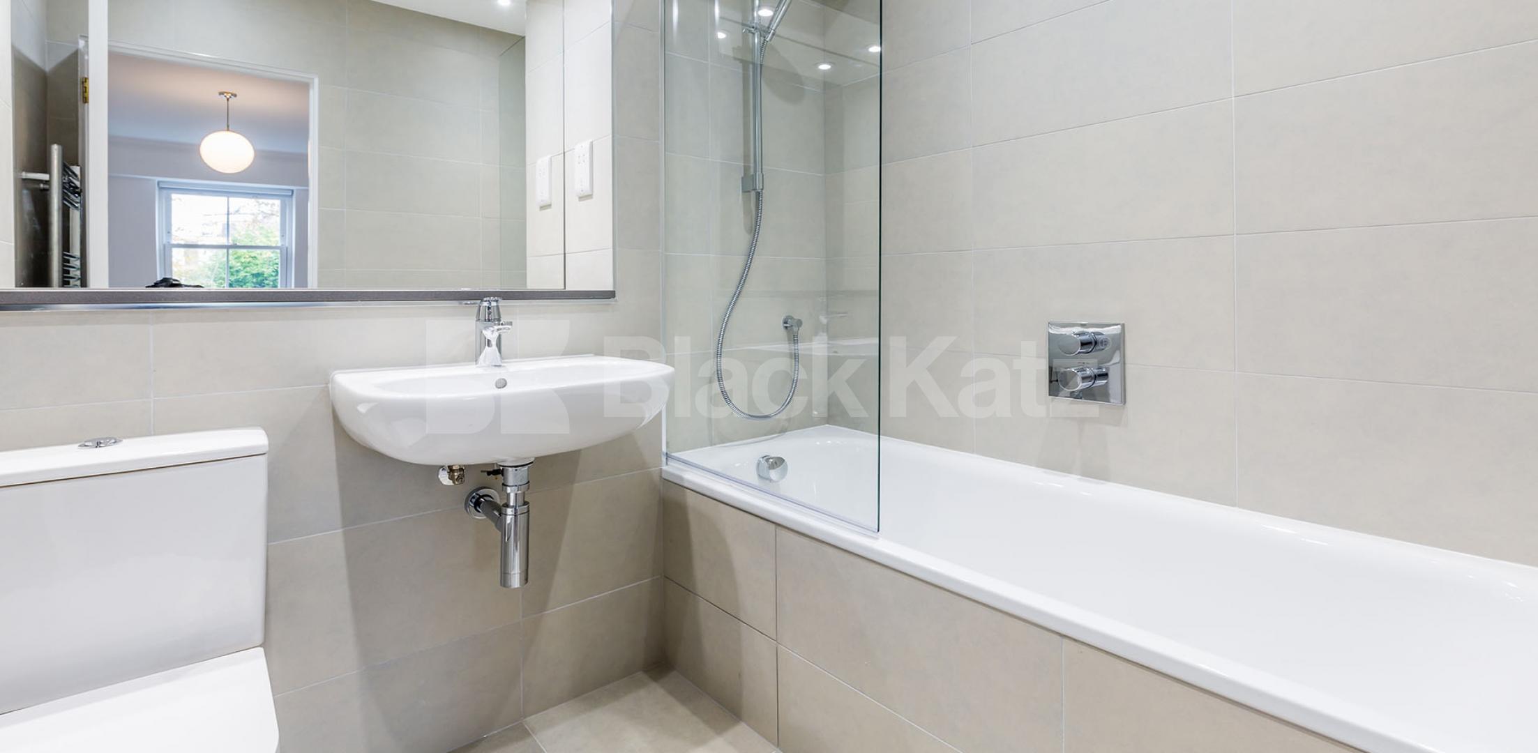 			2 BED GOOD FOR 3 SHARERS OFF CAMDEN ROAD!, 2 Bedroom, 1 bath, 1 reception Flat			 York Way, CAMDEN-ISLINGTON-KINGS CROSS