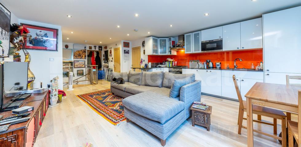 			STUNNING NEW 2 BEDROOM SPLIT LEVEL APARTMENT WITH PRIVATE TERRACE, 2 Bedroom, 1 bath, 1 reception Flat			 Baron Street , ANGEL-ISLINGTON 