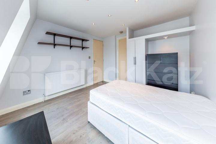 spacious 1 bedroom property on the top floor with Balcony Dalston Lane, Dalston