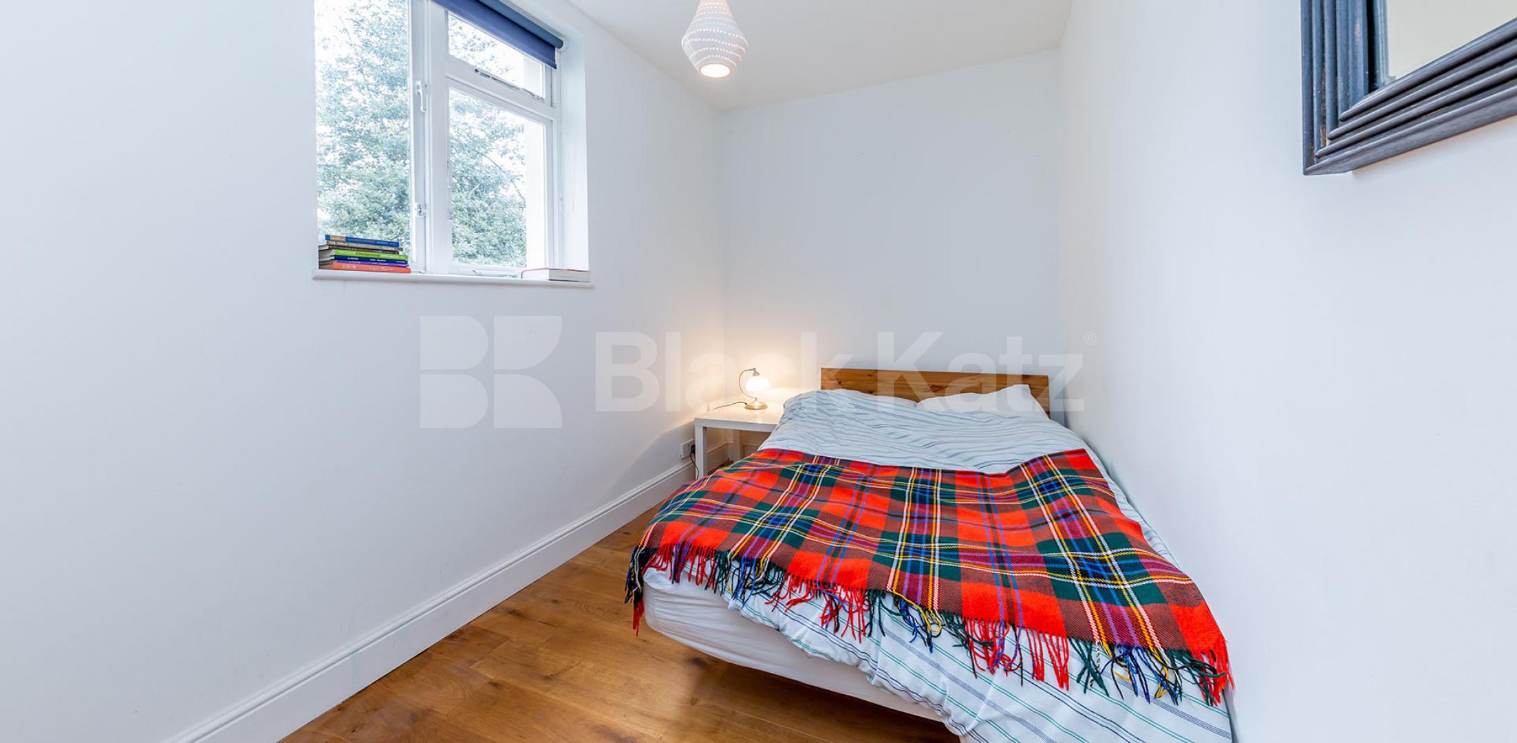 			Amazing 2 bedroom apartment close to the Broadway , 2 Bedroom, 1 bath, 1 reception Apartment			 Haringey Park, Crouch End