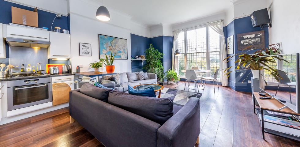 			Amazing 2 bedroom apartment close to the Broadway , 2 Bedroom, 1 bath, 1 reception Apartment			 Haringey Park, Crouch End