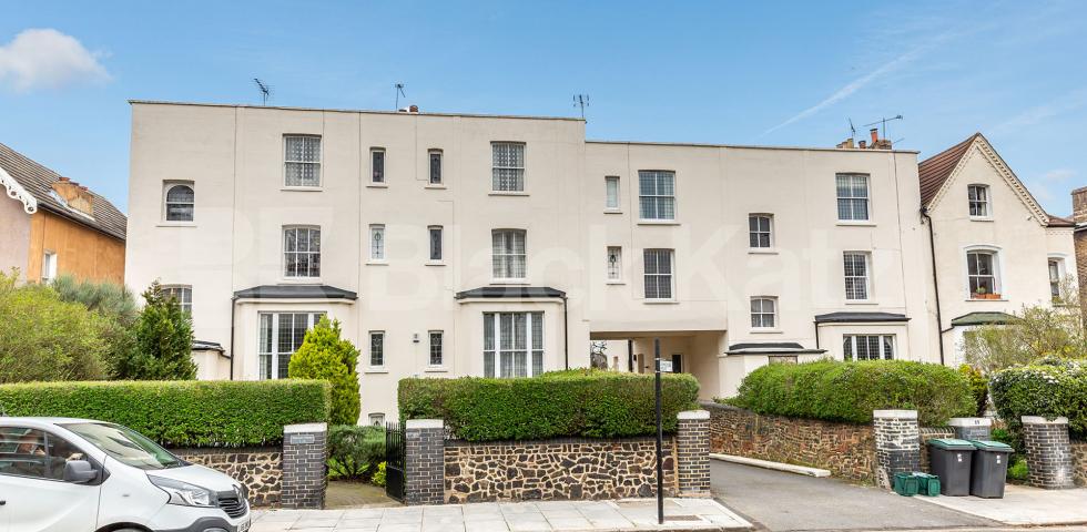 			Amazing 2 bedroom apartment close to the Broadway , 2 Bedroom, 1 bath, 1 reception Apartment			 Haringey Park, Crouch End