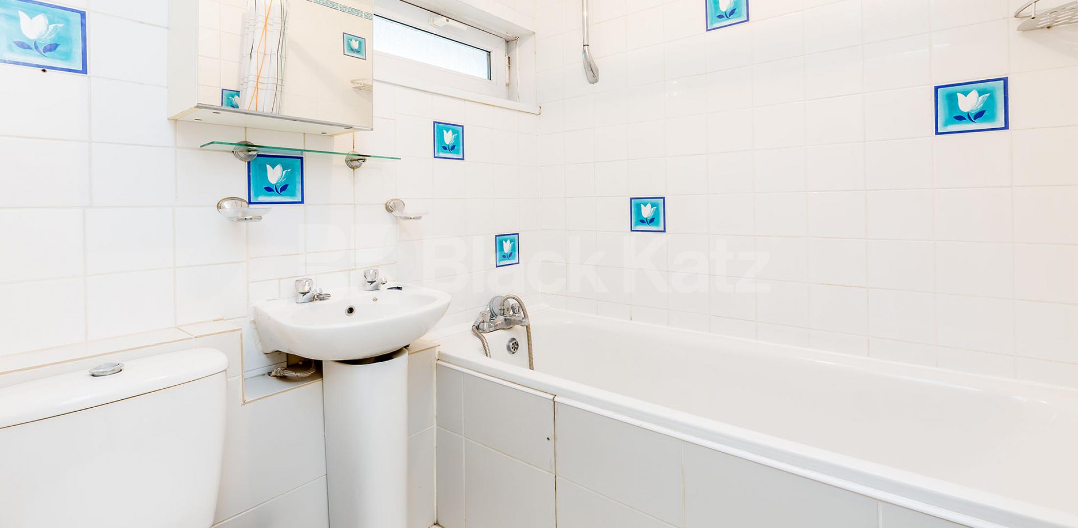 Spacious 4 bed with lounge by Notting Hill and Paddington Westbourne Park Road, NOTTING HILL