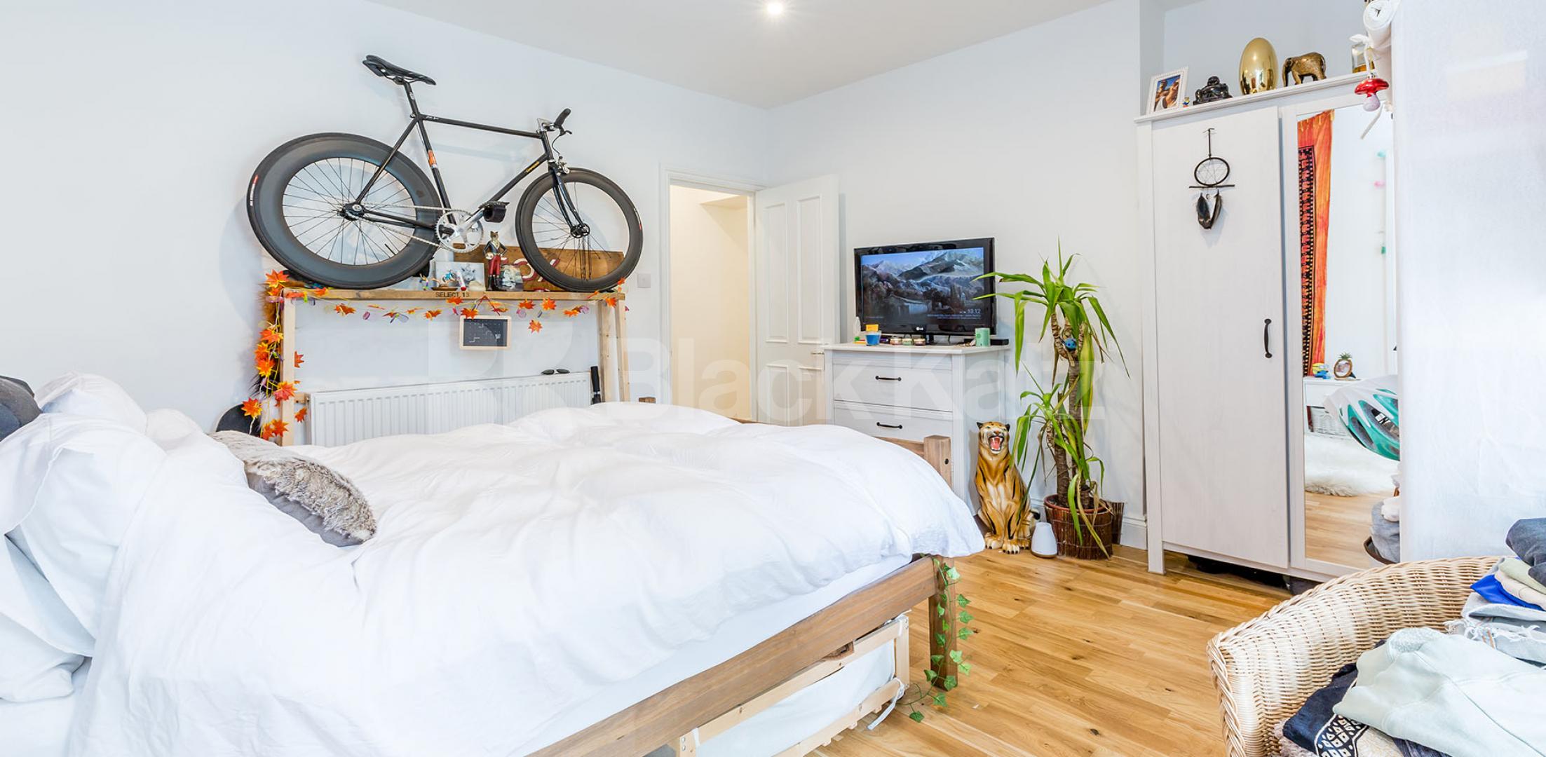 			MUST SEE NEAR HIGHGATE VILLAGE!, 2 Bedroom, 2 bath, 1 reception Apartment			 Hornsey Lane, HIGHGATE