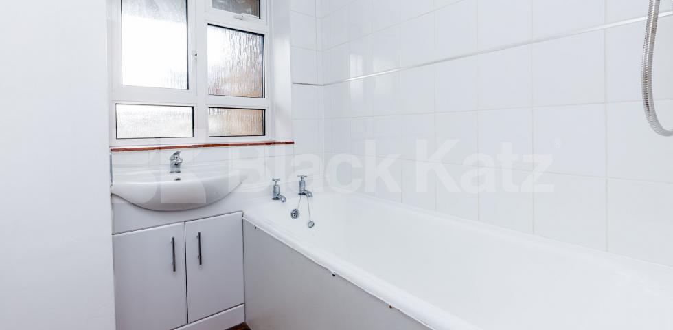 			New Instruction In Heart Of Crouch End !, 3 Bedroom, 1 bath, 1 reception Flat			 Lynton Road , Crouch End