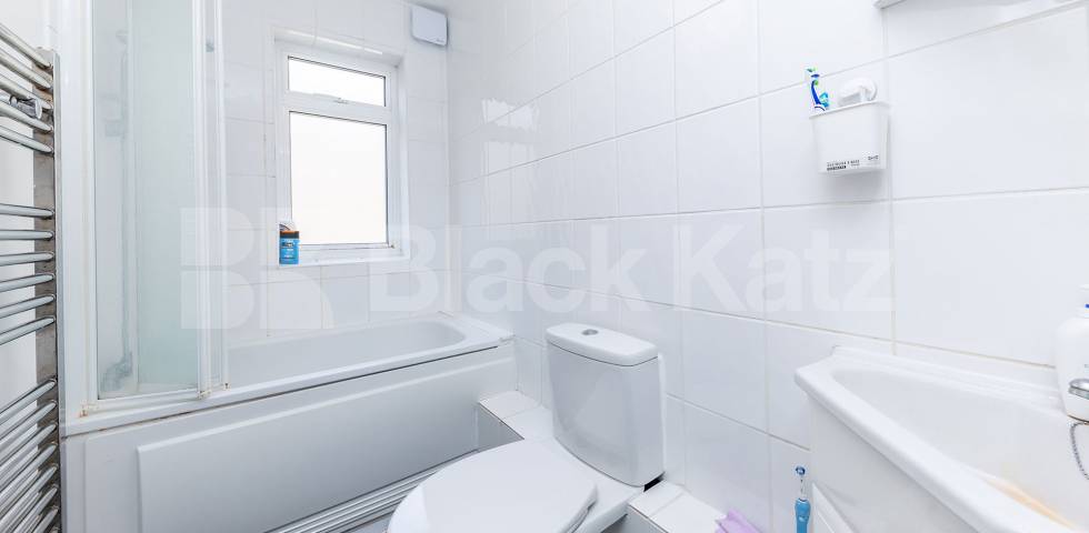 			LOCATION LOCATION LOCATION !!!, 1 Bedroom, 1 bath, 1 reception Flat			 Manningford Close, ANGEL EC1V