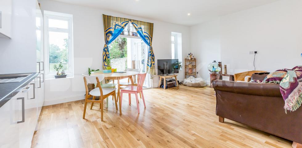 			MUST SEE NEAR HIGHGATE VILLAGE!, 2 Bedroom, 2 bath, 1 reception Apartment			 Hornsey Lane, HIGHGATE