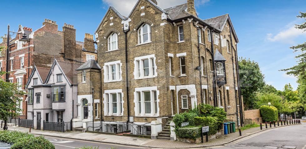 			MUST SEE NEAR HIGHGATE VILLAGE!, 2 Bedroom, 2 bath, 1 reception Apartment			 Hornsey Lane, HIGHGATE