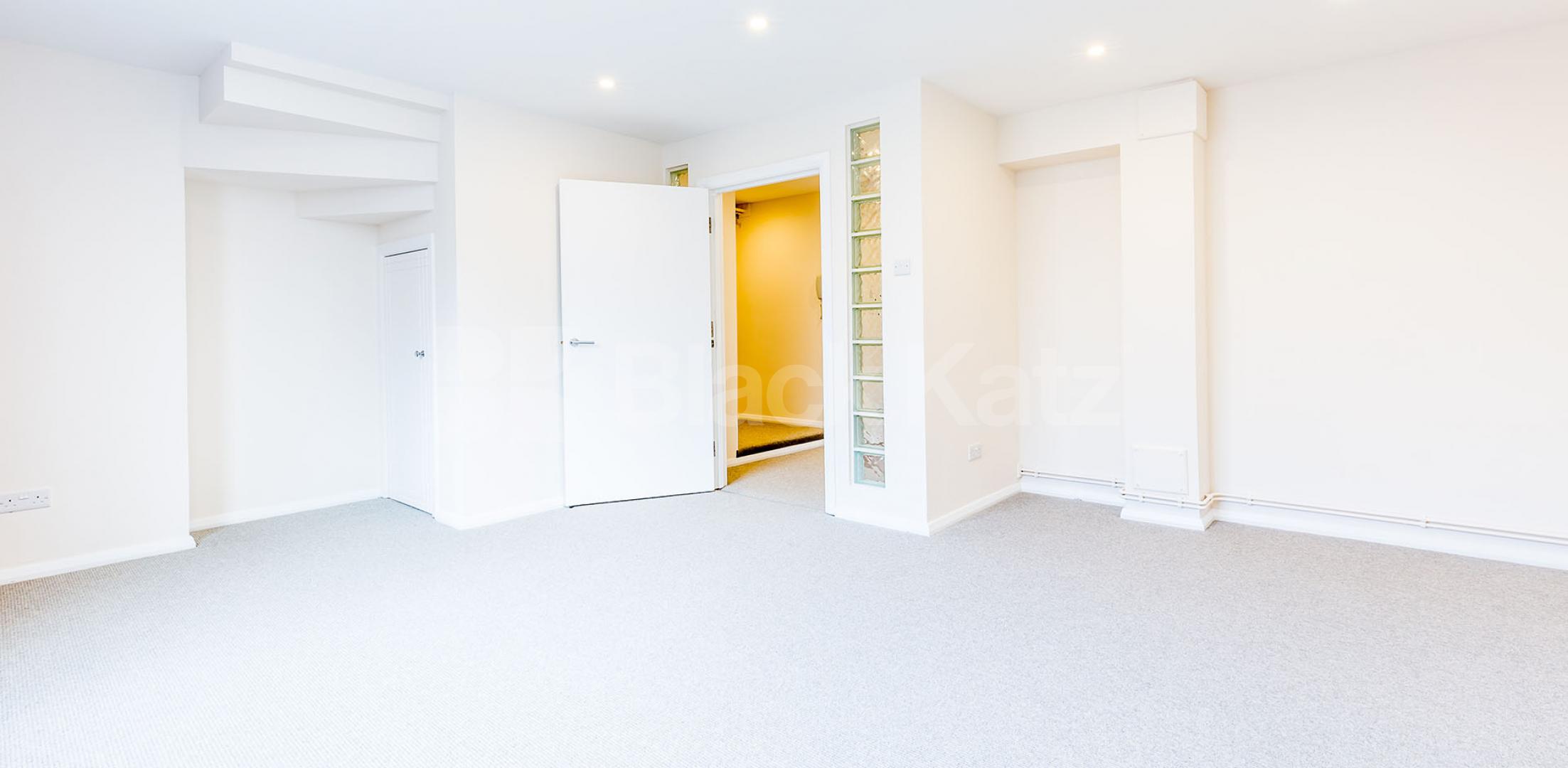 			NEWLY REFURBISHED WAREHOUSE CONVERSION, 1 Bedroom, 1 bath, 1 reception Flat			 Henshall Street, ISLINGTON-CANONBURY