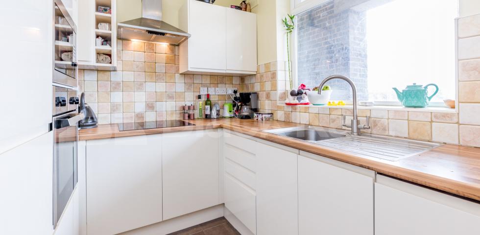 			3 Bedroom, 1 bath, 1 reception Maisonette			 Viceroy Close, East Finchley 