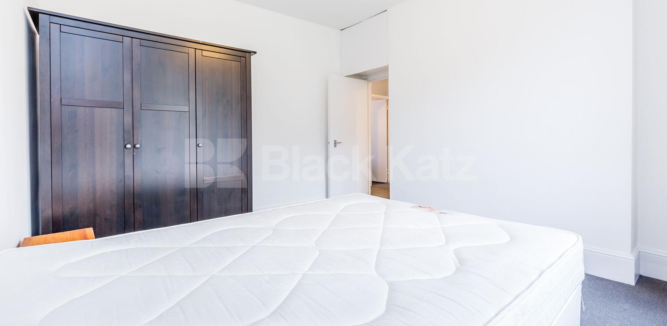 			BEAUTIFUL PERIOD CONVERSION , 2 Bedroom, 1 bath, 1 reception Flat			 Tibberton Square , ISLINGTON-CANONBURY-ANGEL