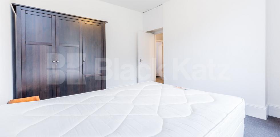 			BEAUTIFUL PERIOD CONVERSION , 2 Bedroom, 1 bath, 1 reception Flat			 Tibberton Square , ISLINGTON-CANONBURY-ANGEL