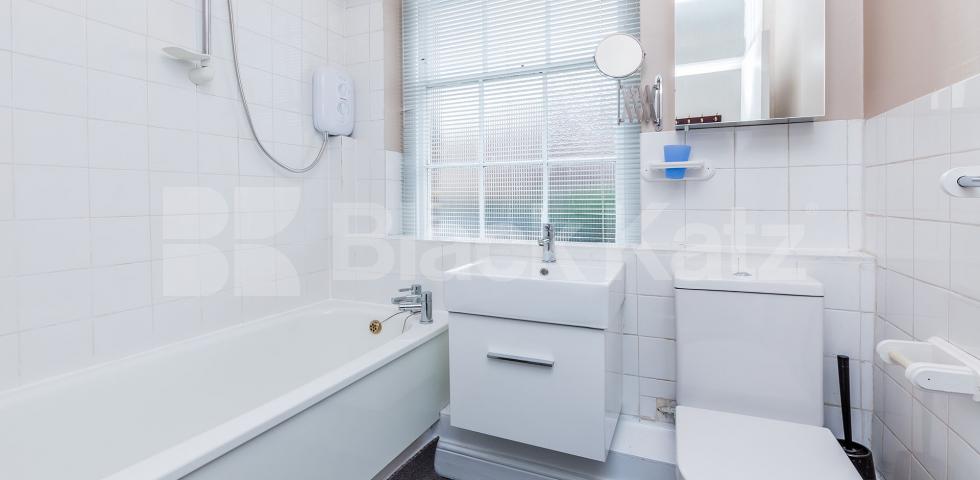 			BEAUTIFUL PERIOD CONVERSION , 2 Bedroom, 1 bath, 1 reception Flat			 Tibberton Square , ISLINGTON-CANONBURY-ANGEL