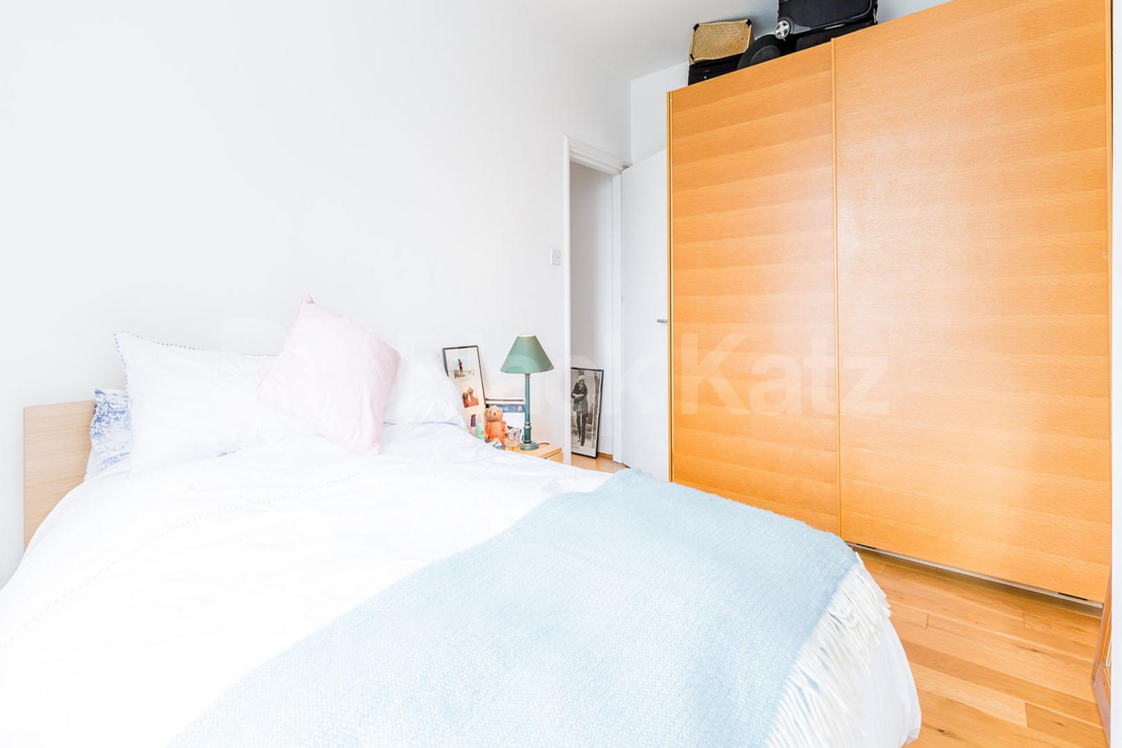 Located within a stunning mansion block in the popular area of Barnsbury Thornhill Road, Barnsbury