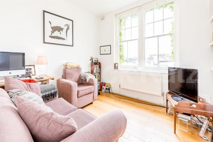 Located within a stunning mansion block in the popular area of Barnsbury Thornhill Road, Barnsbury