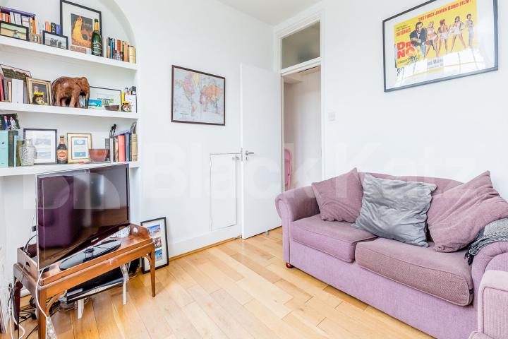 Located within a stunning mansion block in the popular area of Barnsbury Thornhill Road, Barnsbury