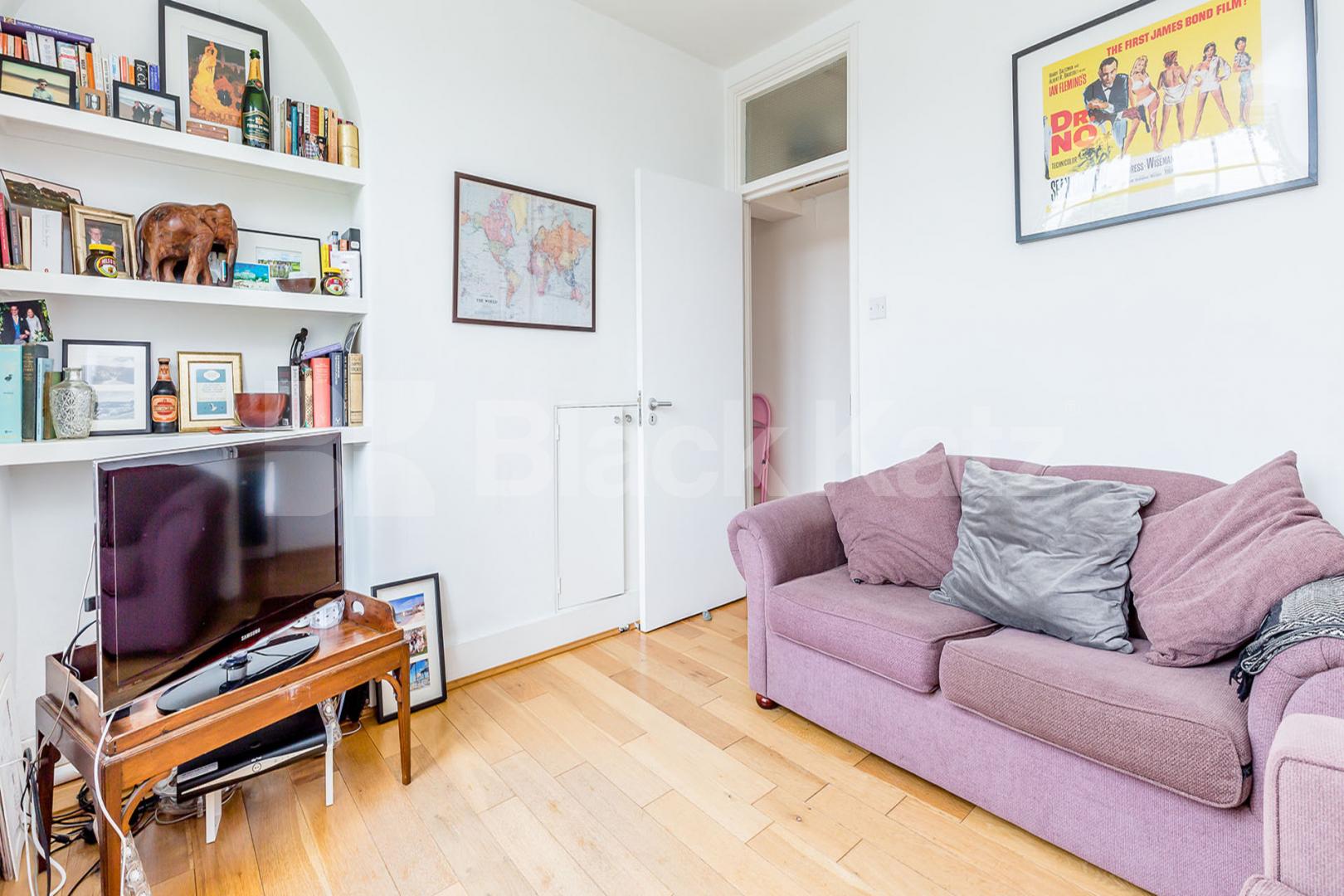 Located within a stunning mansion block in the popular area of Barnsbury Thornhill Road, Barnsbury