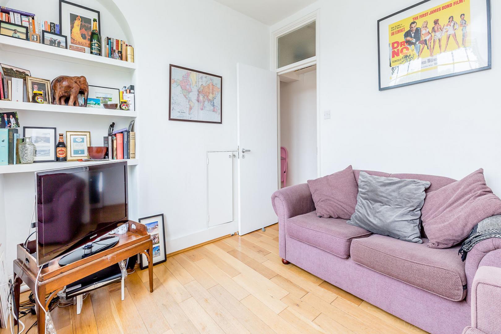 Located within a stunning mansion block in the popular area of Barnsbury Thornhill Road, Barnsbury