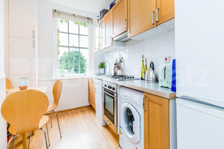 Located within a stunning mansion block in the popular area of Barnsbury Thornhill Road, Barnsbury