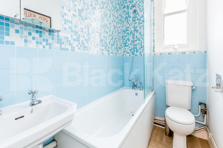 Located within a stunning mansion block in the popular area of Barnsbury Thornhill Road, Barnsbury