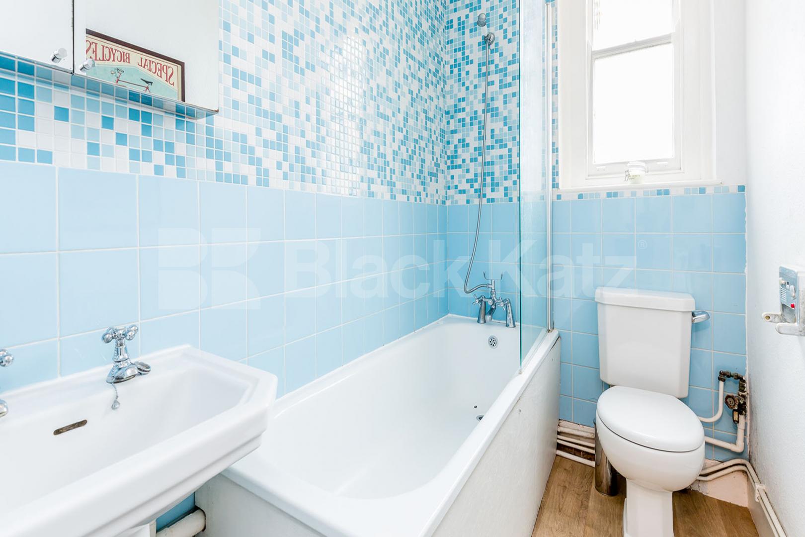 Located within a stunning mansion block in the popular area of Barnsbury Thornhill Road, Barnsbury