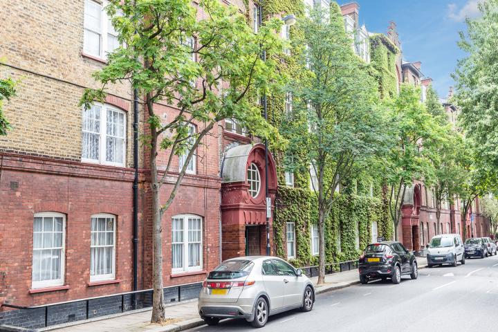 Located within a stunning mansion block in the popular area of Barnsbury Thornhill Road, Barnsbury