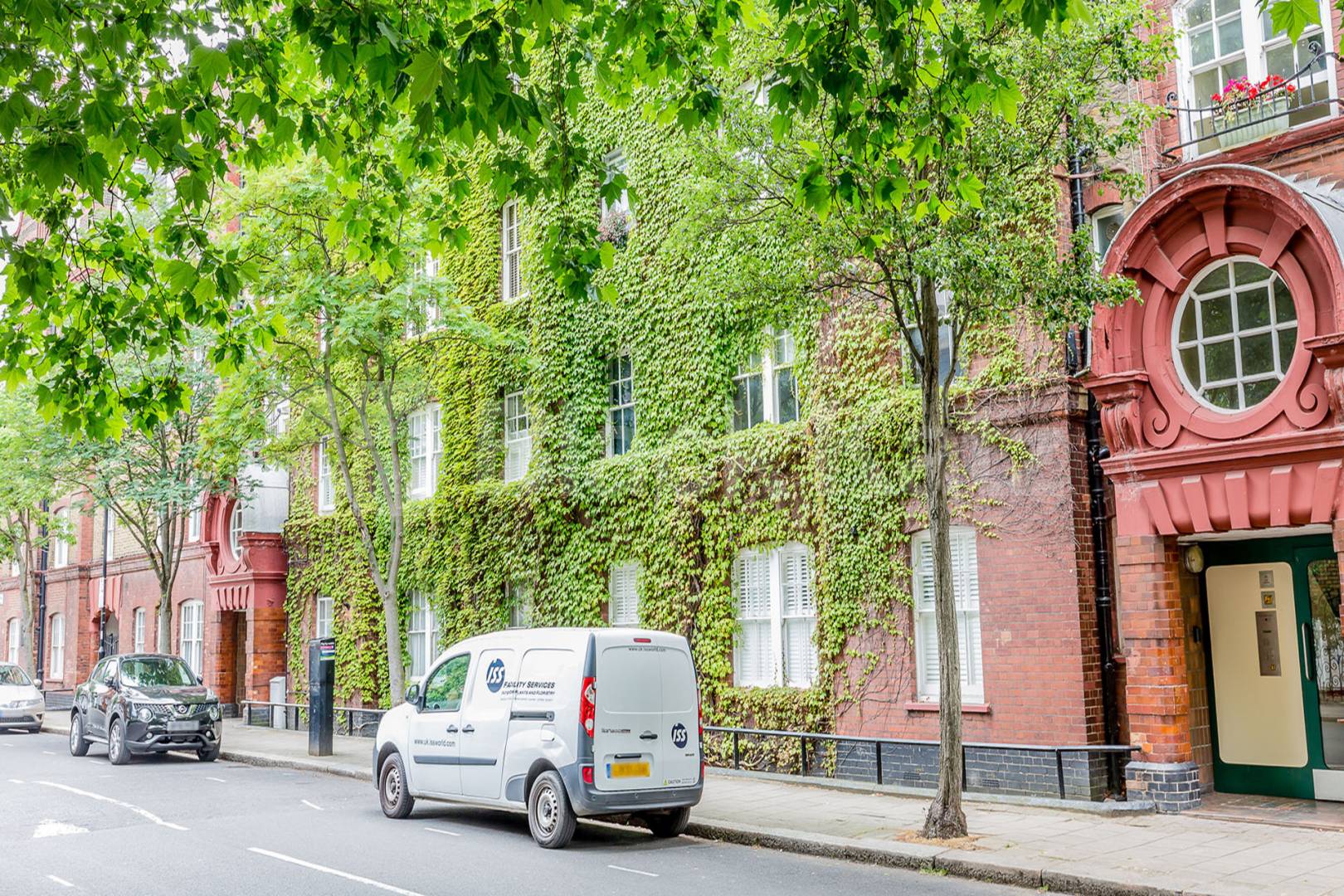 Located within a stunning mansion block in the popular area of Barnsbury Thornhill Road, Barnsbury