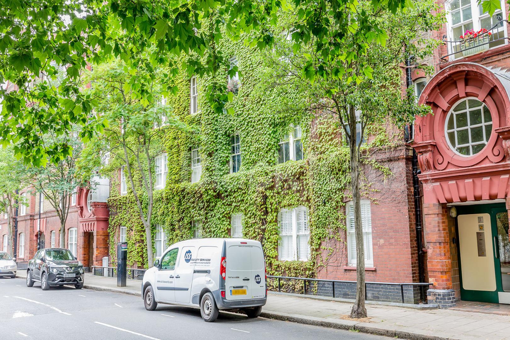 Located within a stunning mansion block in the popular area of Barnsbury Thornhill Road, Barnsbury