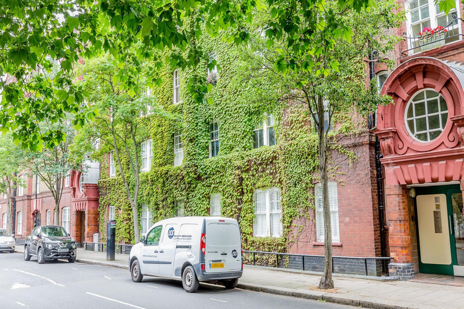 Located within a stunning mansion block in the popular area of Barnsbury Thornhill Road, Barnsbury