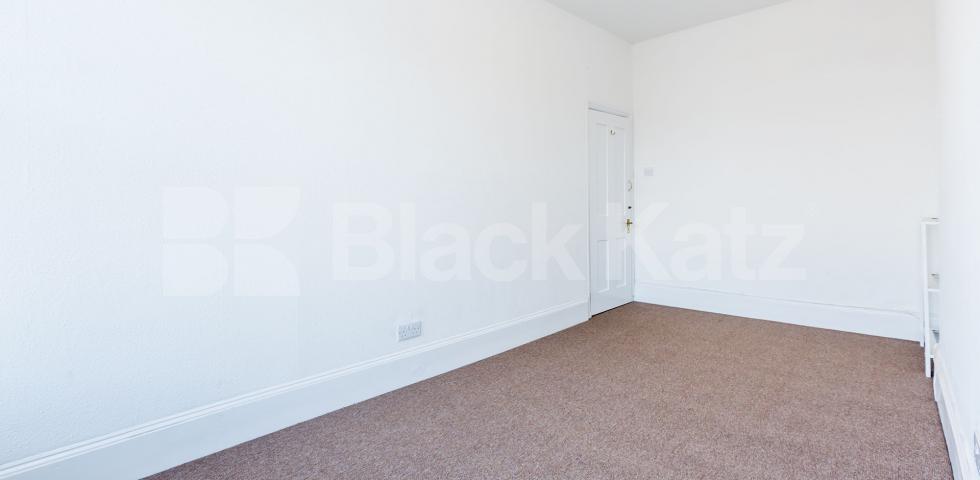 			Huge 4 bedroom Property ideal for sharers, 4 Bedroom, 1 bath, 1 reception Flat			 Woodland Gardens, Muswell Hill