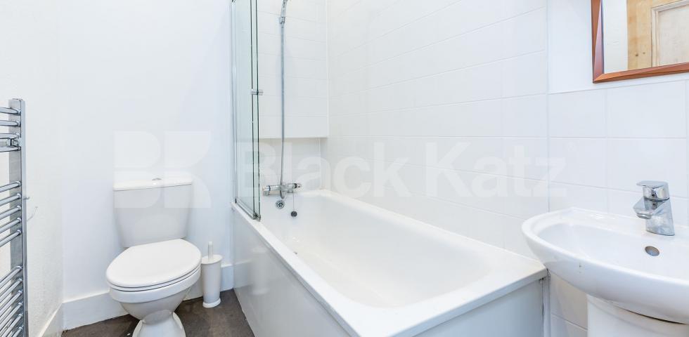 			Huge 4 bedroom Property ideal for sharers, 4 Bedroom, 1 bath, 1 reception Flat			 Woodland Gardens, Muswell Hill