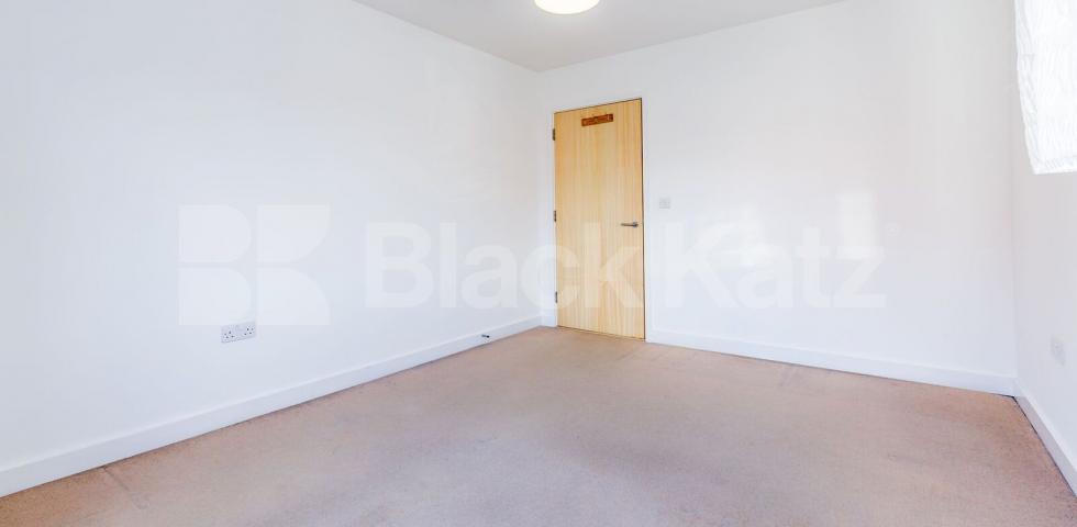 			NEW INSTRUCTION!, 2 Bedroom, 1 bath, 1 reception Apartment			 Clarendon Road , Turnpike lane